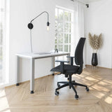 Höhenverstellbarer Schreibtisch HILO 612 S in Weiß und Silber mit einem schwarzen Bürostuhl von hjh OFFICE PRO