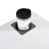 Integriertem Becherhalter mit Thermobecher auf der weißen Tischplatte des Stehschreibtisches STAND VM-SU I von hjh OFFICE