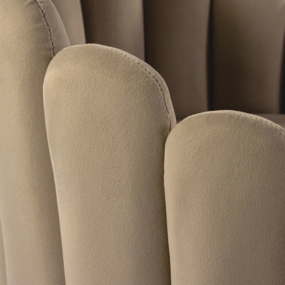 Beige Stoffbezug mit Nahtdetail des Esszimmerstuhls SCALLORE von hjh LIVING