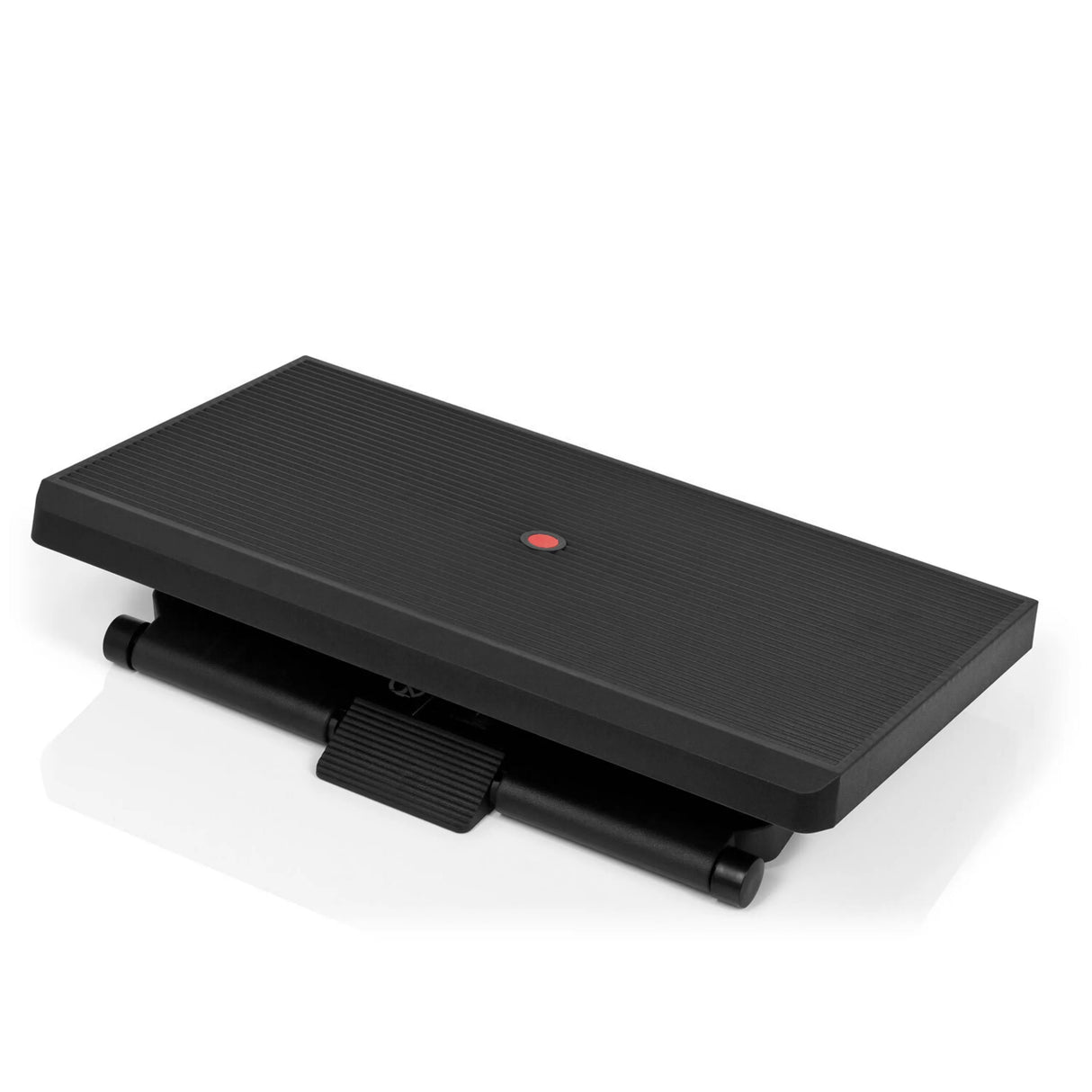 Schwarze Fußablage PIEDINO STRIPE PRO mit gerippter Oberfläche und rotem Knopf von hjh OFFICE – 360-Grad-Ansicht (schräge Frontansicht 31°)