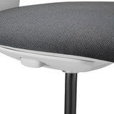 Dunkelgrauer Stoffbezug der Sitzfläche des Arbeitsstuhls WORK MF2 W von hjh OFFICE