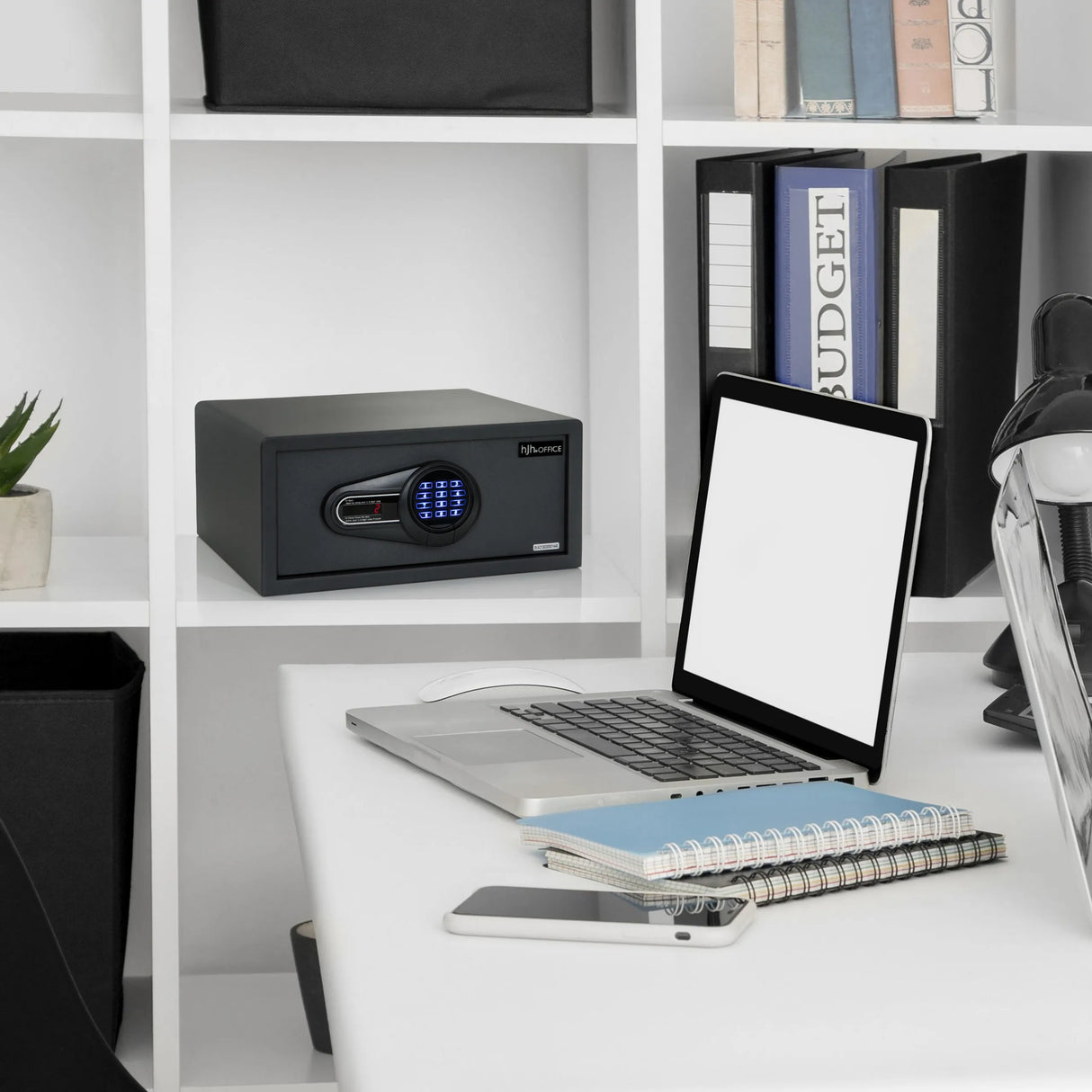 Schwarzer Tresor SAFE COMPACT I mit digitalem Tastenschloss in einem weißen Regal von hjh OFFICE