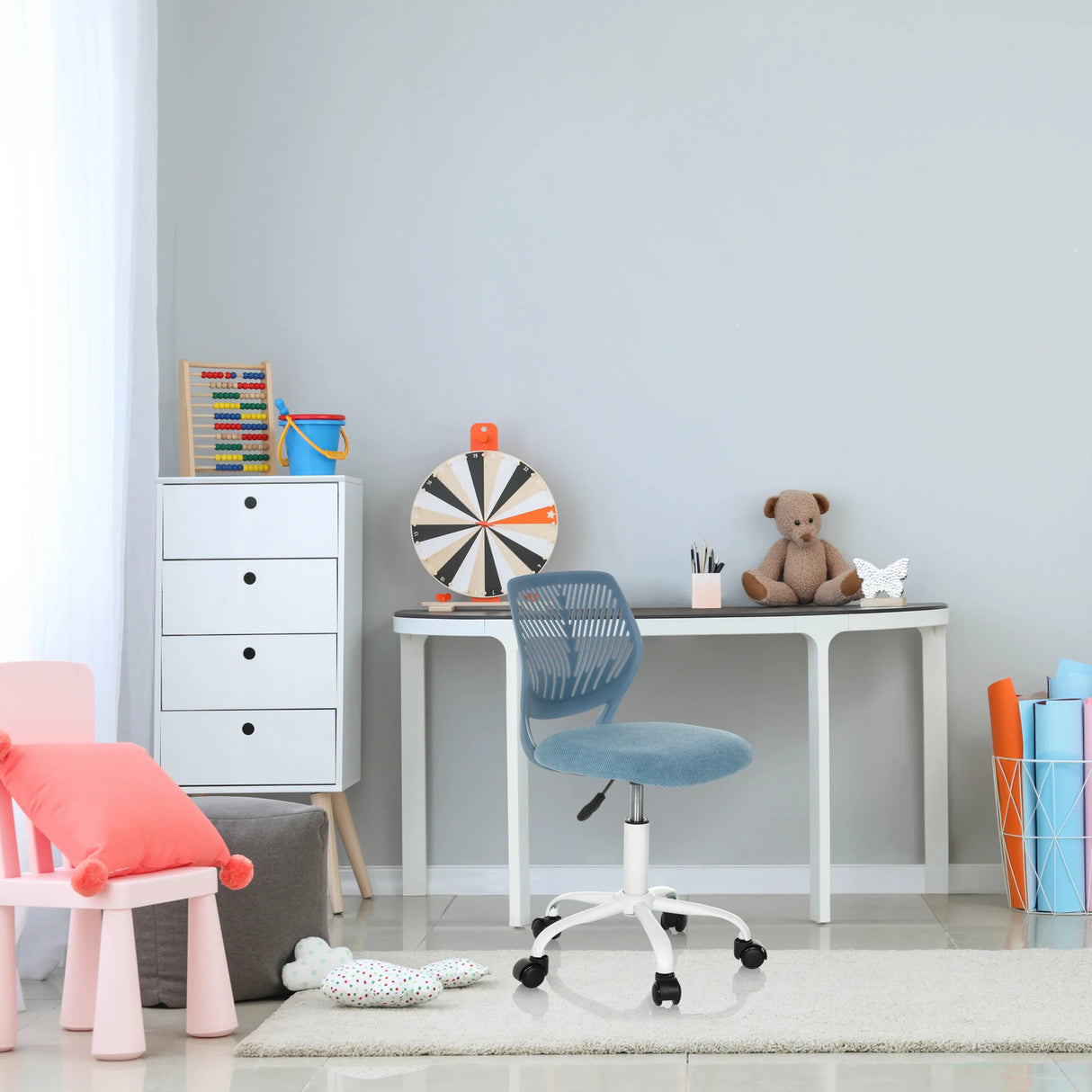 Blauer Kinderdrehstuhl KID QW mit einer geschwungenen Rückenlehne und Rollen von hjh OFFICE