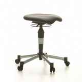 Schwarzer Drehhocker BALANCE 20 mit gepolsterter Sitzfläche und Fußkreuz mit fünf Rollen von Topstar – 360-Grad-Ansicht (schräge Frontansicht 60°)