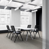 Vier schwarze Besucherstühle MEET WA an einem weißen Konferenztisch in einem modernen Büro von hjh OFFICE
