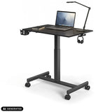 Schwarzer Stehschreibtisch Stand K auf Rollen mit Laptop und Schreibtischlampe von hjh OFFICE (KI-generiertes Bild)
