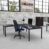 Blauer Profi-Bürostuhl ZENIT PRO an einem schwarzen L-förmigen Schreibtisch in einem modernen Büro von hjh OFFICE