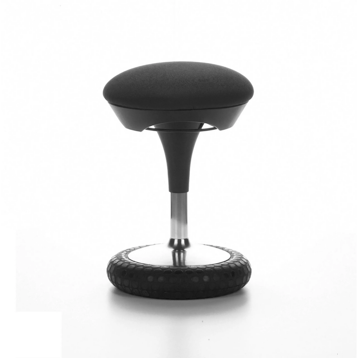 Schwarze Stehhilfe SITNESS 20 mit gepolsterter Sitzfläche und rundem Fuß von Topstar – 360-Grad-Ansicht (schräge Rückenansicht 120°)