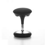 Schwarze Stehhilfe SITNESS 20 mit gepolsterter Sitzfläche und rundem Fuß von Topstar – 360-Grad-Ansicht (schräge Rückenansicht 120°)