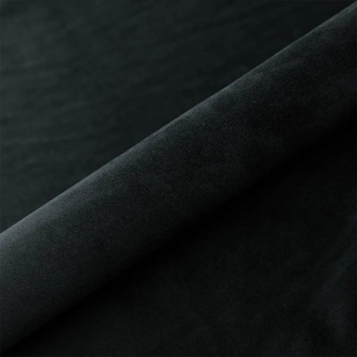 Schwarzer Stoffbezug des Vierfußstuhls BELLA BLACK S von Grospol