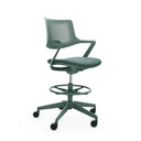 Grüner Counterstuhl FLEX CHAIR C mit Netzrückenlehne und Fußring auf Rollen von Bosen Europe