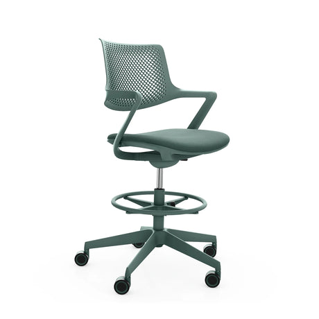 Grüner Counterstuhl FLEX CHAIR C mit Netzrückenlehne und Fußring auf Rollen von Bosen Europe