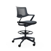 Schwarzer Counterstuhl FLEX CHAIR C mit Netzrückenlehne, Fußring und Rollen von Bosen Europe