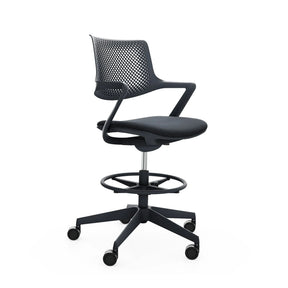 Schwarzer Counterstuhl FLEX CHAIR C mit Netzrückenlehne, Fußring und Rollen von Bosen Europe