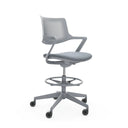 Grauer Counterstuhl FLEX CHAIR C mit Netzrückenlehne und Fußring auf Rollen von Bosen Europe