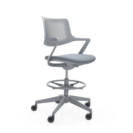 Grauer Counterstuhl FLEX CHAIR C mit Netzrückenlehne und Fußring auf Rollen von Bosen Europe