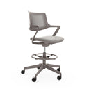 Taupefarbener Counterstuhl FLEX CHAIR C mit Netzrückenlehne, Fußring und Rollen von Bosen Europe