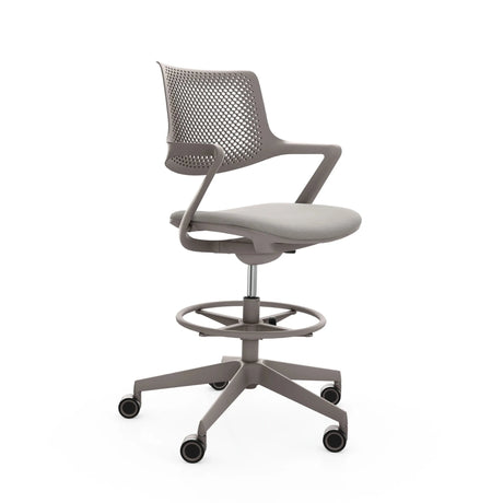 Taupefarbener Counterstuhl FLEX CHAIR C mit Netzrückenlehne, Fußring und Rollen von Bosen Europe