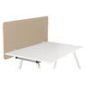 Beige Tischtrennwand FLEXMIUT D1 auf einem weißen Schreibtisch mit zwei Halteklammern von hjh OFFICE