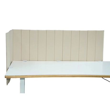 Beige Tischtrennwand FLEXMIUT ROLL mit vertikaler Steppung auf weißem Schreibtisch von hjh OFFICE