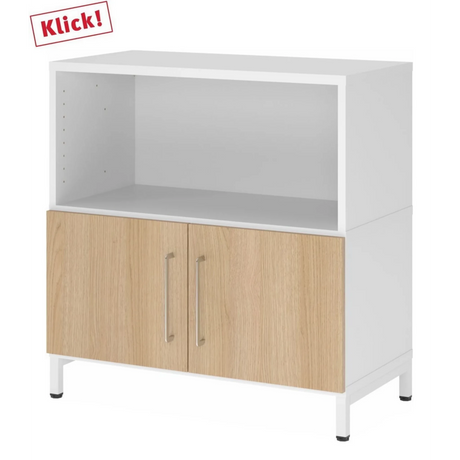 Sideboard FlexWall in Weiß und Eiche mit offenem Fach und zwei Türen auf weißem Sockelgestell von hjh OFFICE PRO