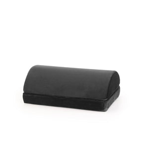 Schwarze Fußablage Podi Velvet 1 mit einer gepolsterten, halbkreisförmigen Oberfläche von hjh OFFICE