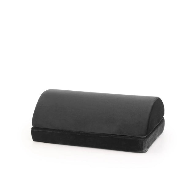 Schwarze Fußablage Podi Velvet 1 mit einer gepolsterten, halbkreisförmigen Oberfläche von hjh OFFICE