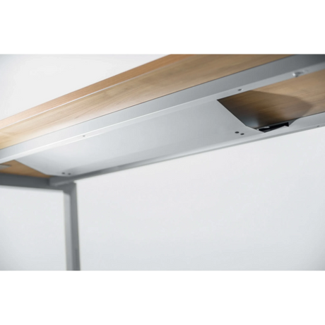 Horizontaler Kabelkanal RKW S in silberner Farbe unter einer Holzplatte von hjh OFFICE PRO