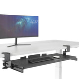 Schwarze Tastaturablage VM-KB mit Befestigungsklammern unter einem weißen Schreibtisch von hjh OFFICE
